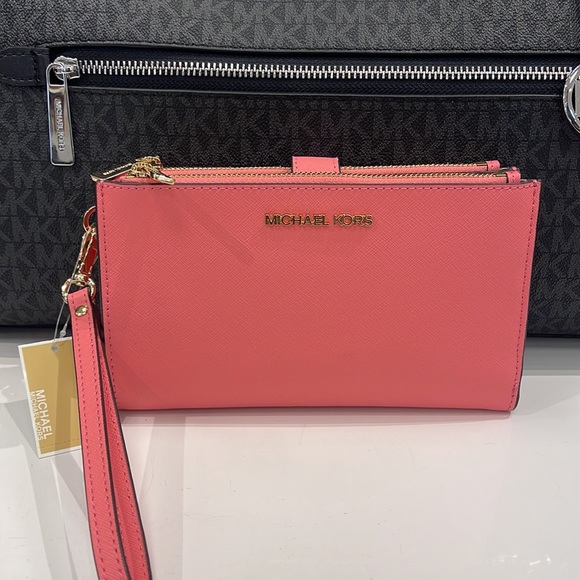 MICHAEL KORS LARGE DOUBLE ZIP WRISTLET WALLET PHONE CASE CLUTCH
Tea Rose - Picture 2 of 16